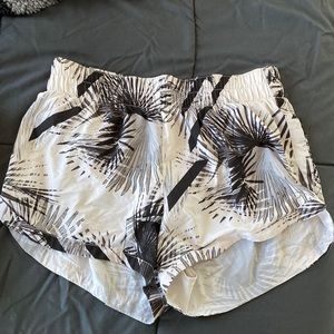 B/W GapFit shorts tropical print
